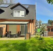 Doppelhaushälfte in Berlin-Biesdorf mit Kamin, Terrasse und Garten.
