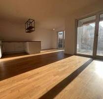 NEUWERTIGE 3-ZIMMERGARTENWOHNUNG MIT TERRASSE, 2 TG-STELLPLÄTZE UND EINBAUKÜCHE IN LANDSHUT