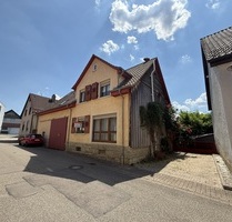 Einfamilienhaus mit viel Flair und Platz+schöner Garten+Keller+2 Garagen - Eisingen