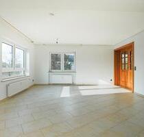 Waldbrunn: Großzügige und lichtdurchflutete 3 Zimmer-Wohnung mit Balkon!