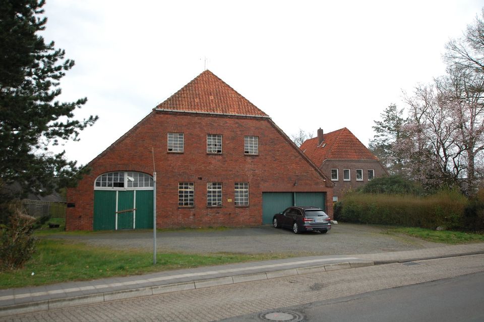 Alte Hofstelle mit großer Scheune, Garagentrakt und zwei Wohnungen zu vermieten in Rastede-Hahn