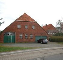Alte Hofstelle mit großer Scheune, Garagentrakt und zwei Wohnungen zu vermieten in Rastede-Hahn