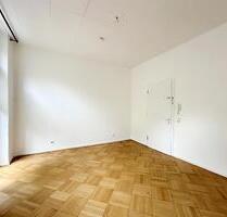 58 M² GROßE 2-ZIMMER-ALTBAUWOHNUNG MIT BALKON - HOHE DECKEN, PARKETT und MODERNES BAD - Krefeld