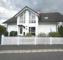 Erstbezug: Tolle 4-Zi-Wohnung im 1.Stock (DG) mit EBK, 2 Bäder, Balkon & 2 Stellplätzen in TOP-Lage - Wunsiedel