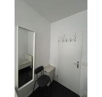 Helles, saniertes WG-Zimmer in Berlin, mit moderner Möblierung