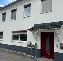 Zweifamilienhaus-Gewerbehallen - 745.000,00 EUR Kaufpreis, ca.  240,00 m² in Dillingen an der Donau (PLZ: 89407)