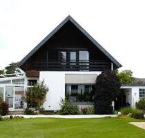 Bonn-Röttgen: Charaktervolles Haus mit Wintergarten, Einbauküche, Pool, Garage, wunderschönem Garten