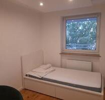 Gemütliches Zimmer mit Möbeln in einer 4-Zimmer-Wohnung - München Thalkirchen-Obersendling-Forstenried-Fürstenried-S