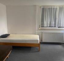 WG-Zimmer in einer großen Wohnung mit Möbeln in Raunheim.