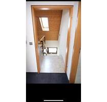 2 Zi. Dachgeschoss-Whg. im MFH zentral in gutem Zustand - Schlaitdorf