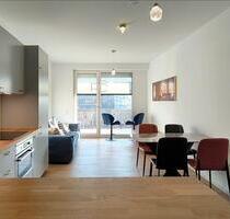 Directly facing the Berlin Wall,an der Spree-Stilvolle 2Z-Wohnung