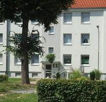Alle Räume sind Raufaser weiß tapeziert und gestrichen. Das Bad mit Dusche ist mit Bodenfliesen ausgestattet. Der eigene Kellerraum erweitert die Staumöglichkeiten der Wohnung. Über den Flur... - Herzberg am Harz