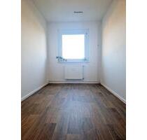 NEU renovierte 3 - Raumwohnung mit Balkon und Aufzug ab 112025 zu vermieten! - Glauchau