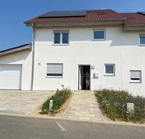 Erstbezug - moderne DH Hälfte mit PV Anlage, Wallbox, Wärmepumpe - Möckmühl