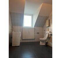 Sofort Bezugsfrei! Charmante 2,5-Zimmer DG-Wohnung in Top-Lage - Duisburg Hamborn