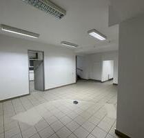 Großräumige Büro- Praxisfläche in Frankfurt Nied mit 4 Stellplätzen zu vermieten! [HMR-O09E01] - Frankfurt am Main