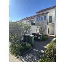 Attraktives Reihenhaus mit 5,5 Zimmer, Garten, 2 Terrassen und 2 Balkone, Garage - Stuttgart Mühlhausen