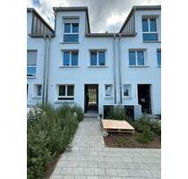 Energiesparwunder trifft Familienidylle – Reihenhaus (A+) in Steinenbronn