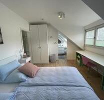 Möblierte Maisonettewohnung mit zwei Schlafzimmern, zwei Bädern und WG-Eignung in Karlsruhe