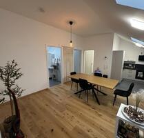 Dachgeschoss mit Weitblick – 2 Zimmer, Einbauküche & Ankleide - Altenthann Forstmühle