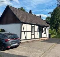 Frei stehendes Häuschen - 790,00 EUR Kaltmiete, ca.  80,00 m² in Waldbröl (PLZ: 51545)