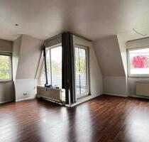 Helle Dachgeschosswohnung mit Balkon in Berlin !
