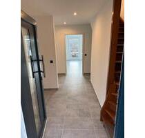 Neu sanierte 2 Etagen Wohn. mit Balkon, Terrasse, Garage + Garten - Brakel