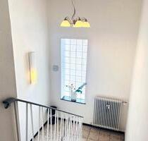 Zentrale 5 Zimmer Familienwohnung Praxisräume in Marburg-Cappel