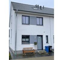 Neuwertiges Reihenendhaus (4 Zi. + EBK + Stellplatz) in Elmshorn - Kölln-Reisiek