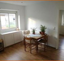 Ideal - zentral! Topp renovierte 2- Zimmer-Altbauwohnung zu vermieten in Zwiesel Mehrfamilienhaus mit 8 Wohneinheiten. Sehr gepflegt durch laufende Renovierung. Helle Wohnung im 1. Stock,...