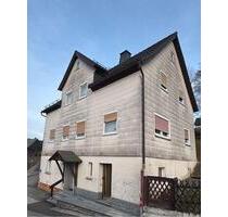 Wohnhaus mit schönem Garten und Garagen - Steinbach am Wald