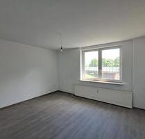 Anfragen NUR per E-Mail. Renovierte Haustiere friendly 2-Zimmer Wohnung im 1-OG in der Nähe Jobcenter Bremerhaven.