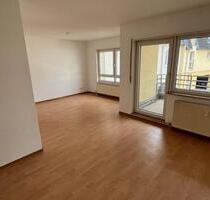 Zentrum, 2-Zi.-Whg. mit Balkon, Carport und Wanne - Werdau