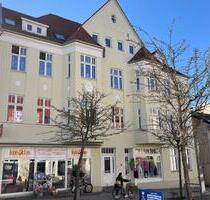 Attraktive 2-Zimmer-Wohnung mit historischem Fenster im Herzen von Neustrelitz