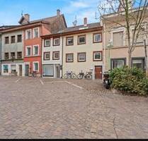 Zwei Reihenhäuser in der Konstanzer Altstadt mit Garten
