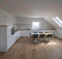 Frisch renovierte 2-Zimmer-DG-Wohnung mit Balkon in 93170 Kürn - Bernhardswald