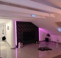 helle Drei Zimmer DG Wohnung mit Balkon - Schöllkrippen