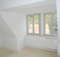 Ab Dezember 2025: Einfache, kleine 3-Zimmer-Dachwohnung mit Badewanne in der Nähe vom Markt - Meißen