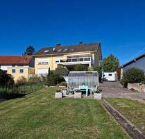 Zweifamilienhaus mit Nebengebäuden in Haunetal - Top Zustand