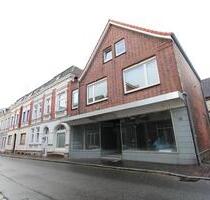 Wilster: Stadthaus mit Gewerbeeinheit, Terrasse & Potential