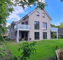 Neubaukomfort auf zwei Ebenen: Maisonette mit 5 Zimmern & Balkon - Großenkneten