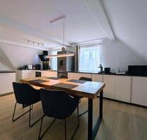 Moderne, vollmöblierte und kernsanierte DG-Wohnung mit 3 Zimmern - Schweinfurt Gartenstadt