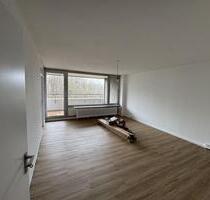 Helle 3,5-Zimmer-Wohnung mit Balkon & Tiefgaragenstellplatz - Stuttgart Birkach