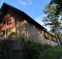 WOHNHAUS, WALDGRUNDSTÜCK mit Nebengebäuden - Plaue