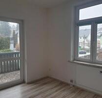 Individuelles Wohnen mit Altbaucharme, Balkon, Bad mit Dusche+Wanne+Fenster und neuer Heizung - Lauter-Bernsbach