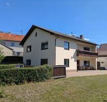 Grundstück mit zwei Wohneinheiten, Nebengebäuden und Garten - Hofheim in Unterfranken