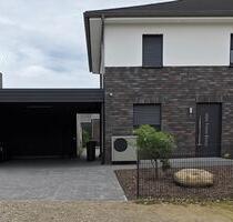 Moderne Doppelhaushälfte mit Carport, Garten und Wärmepumpe – ruh - Fintel
