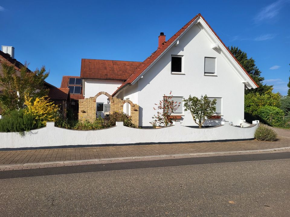 Schönes Ein-bis Zweifamilienhaus mit sechs Zimmern in Gommersheim
