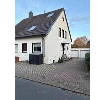 Doppelhaushäfte mit einer Garage und einem Stellplatz - Kamp-Lintfort