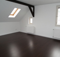 Charmante 2-Zimmer-Dachgeschosswohnung mitten in Esslingen a. N. - Esslingen am Neckar